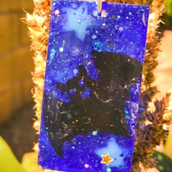 New Handmade Glow In The Dark Blue & Black Bat Necklace Great For Halloween - Picture 2 of 11